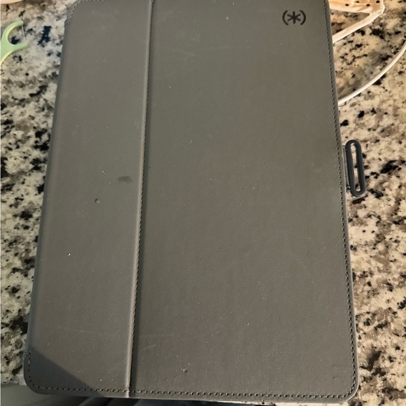 Apple iPad in Elegant Gold
This is a iPad 8 generation
32 gb - Picture 5 of 6